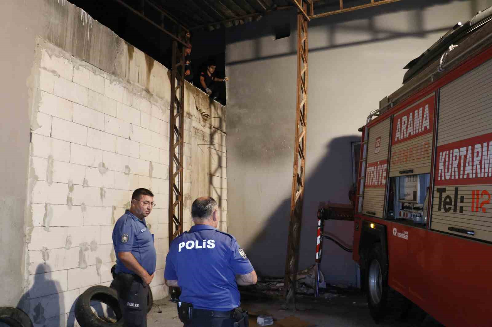 Pencereden apartmanın terasına düştü, itfaiye vinçle kurtardı