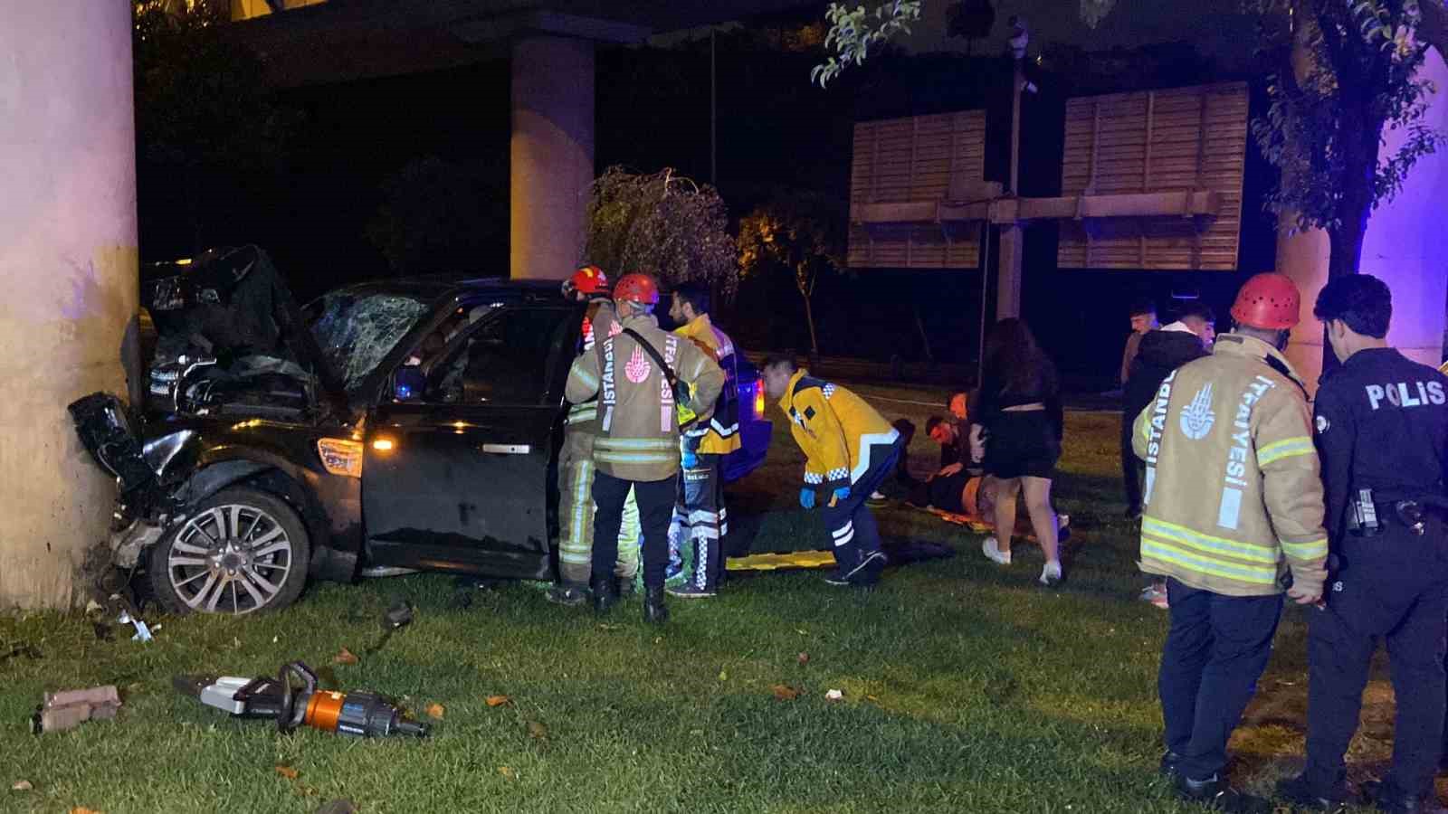 Şişli’de tünelden çıkan lüks cip hızını alamayarak beton direğe çarptı: 1’i ağır 4 yaralı