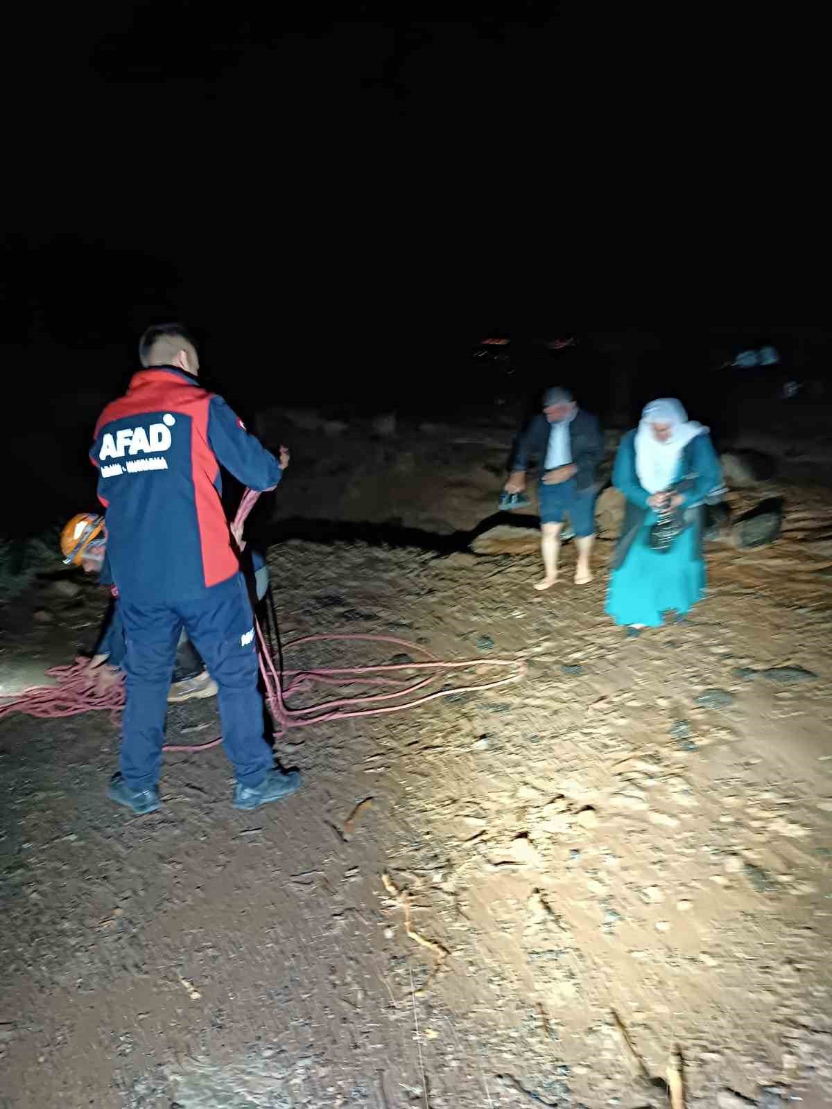 Bitlis&rsquo;te şiddetli yağış: Mahsur kalan vatandaşlar kurtarıldı
