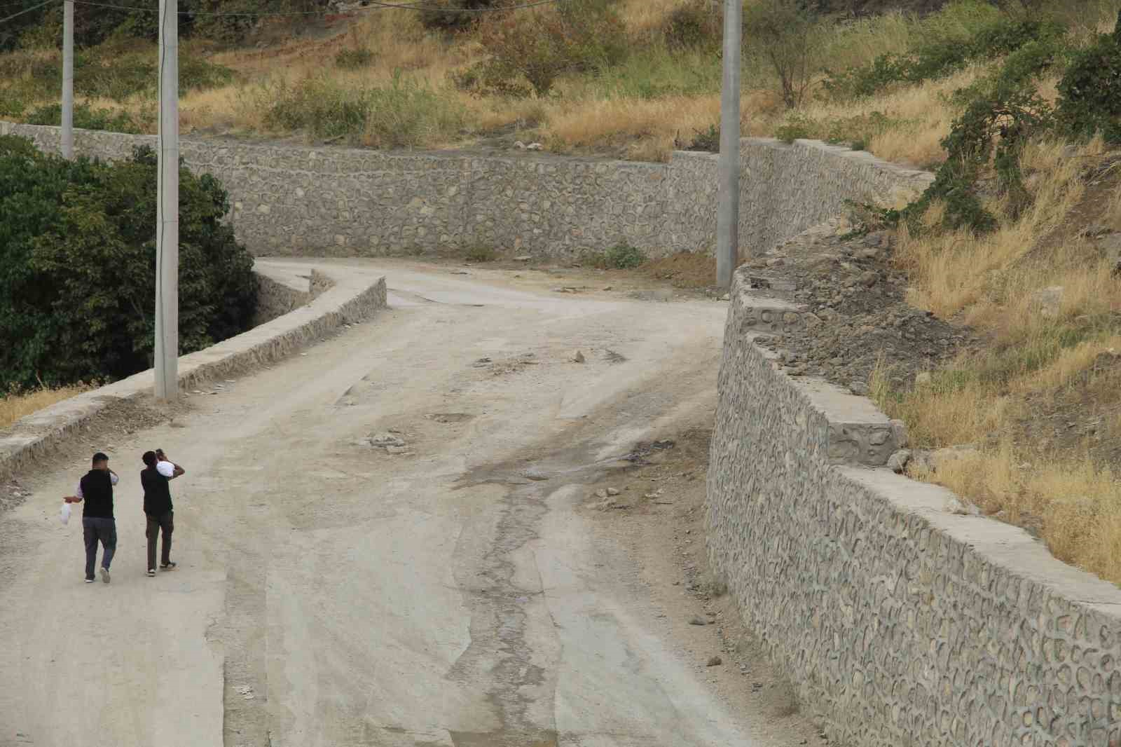 Doğalgaz hattını &ccedil;eken Akmercan şirketi kazdığı yolları onarmadan gidiyor
