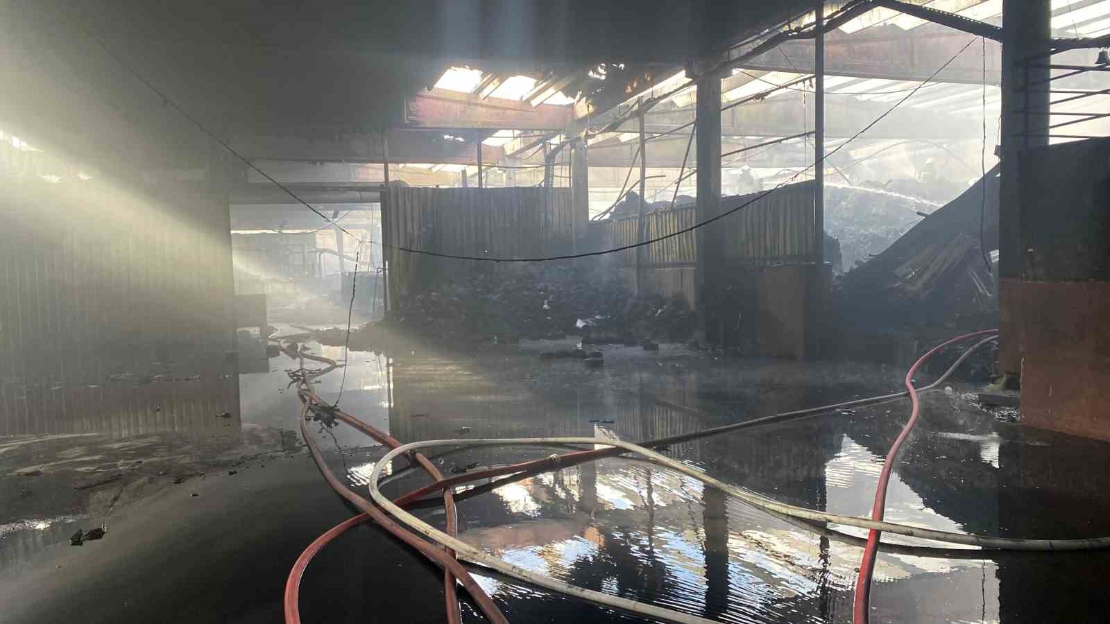 Uşak’ta tekstil fabrikasında çıkan yangın kontrol altına alındı