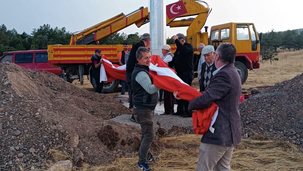 Çankırı’da dev Türk bayrağı göndere çekildi