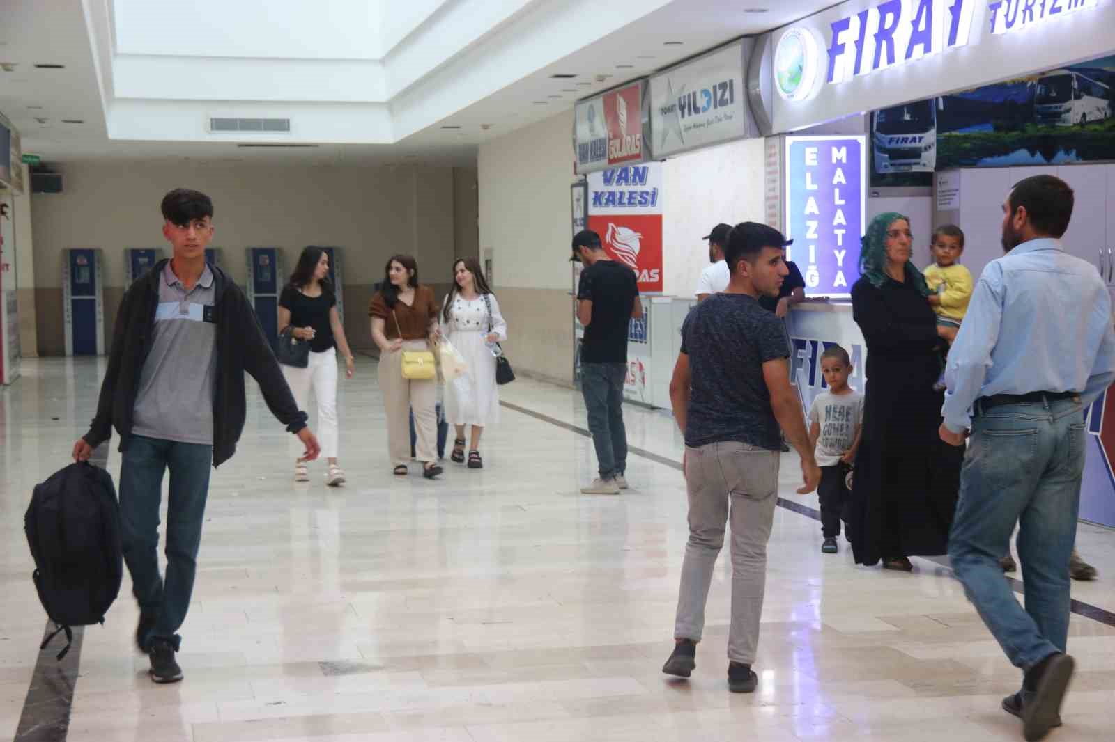 Diyarbakır otogarında &uuml;niversiteli yoğunluğu
