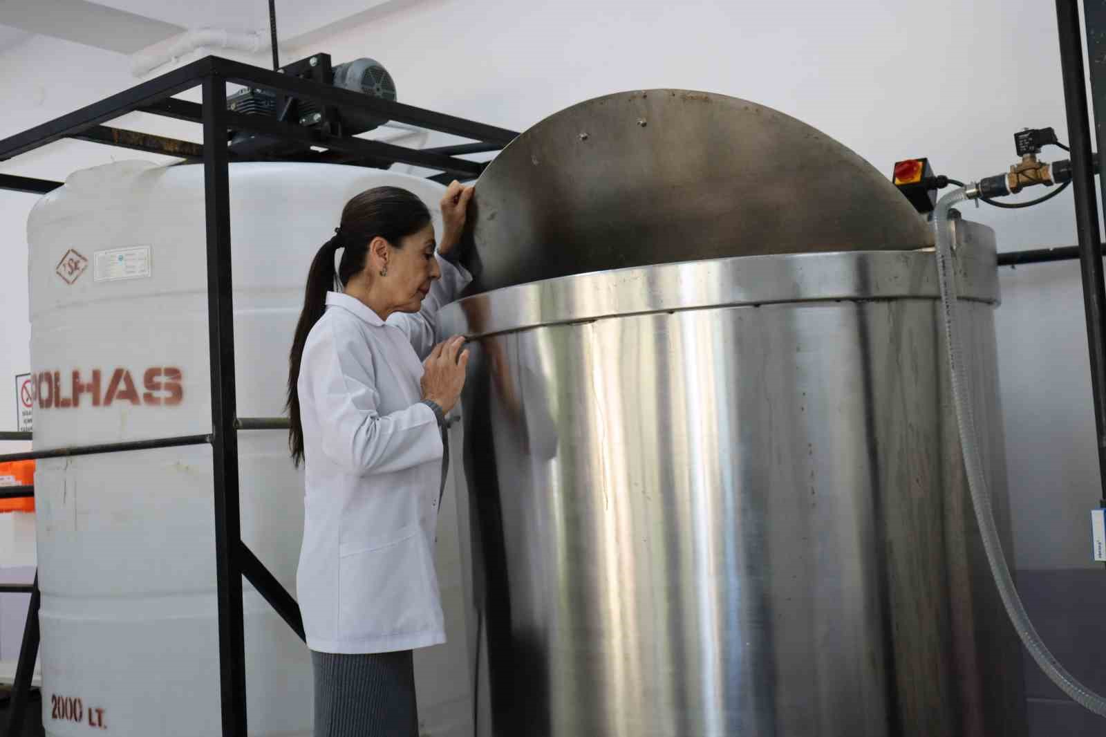 Eğitim g&ouml;rd&uuml;ğ&uuml; okulda teknisyen olan Berrin G&uuml;&ccedil;l&uuml;&rsquo;n&uuml;n 41 yıllık ser&uuml;veni
