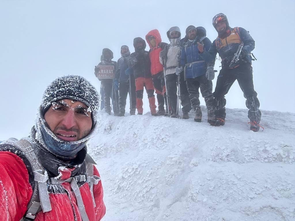 Dağcılar dondurucu soğukta Ağrı Dağı’na tırmandı