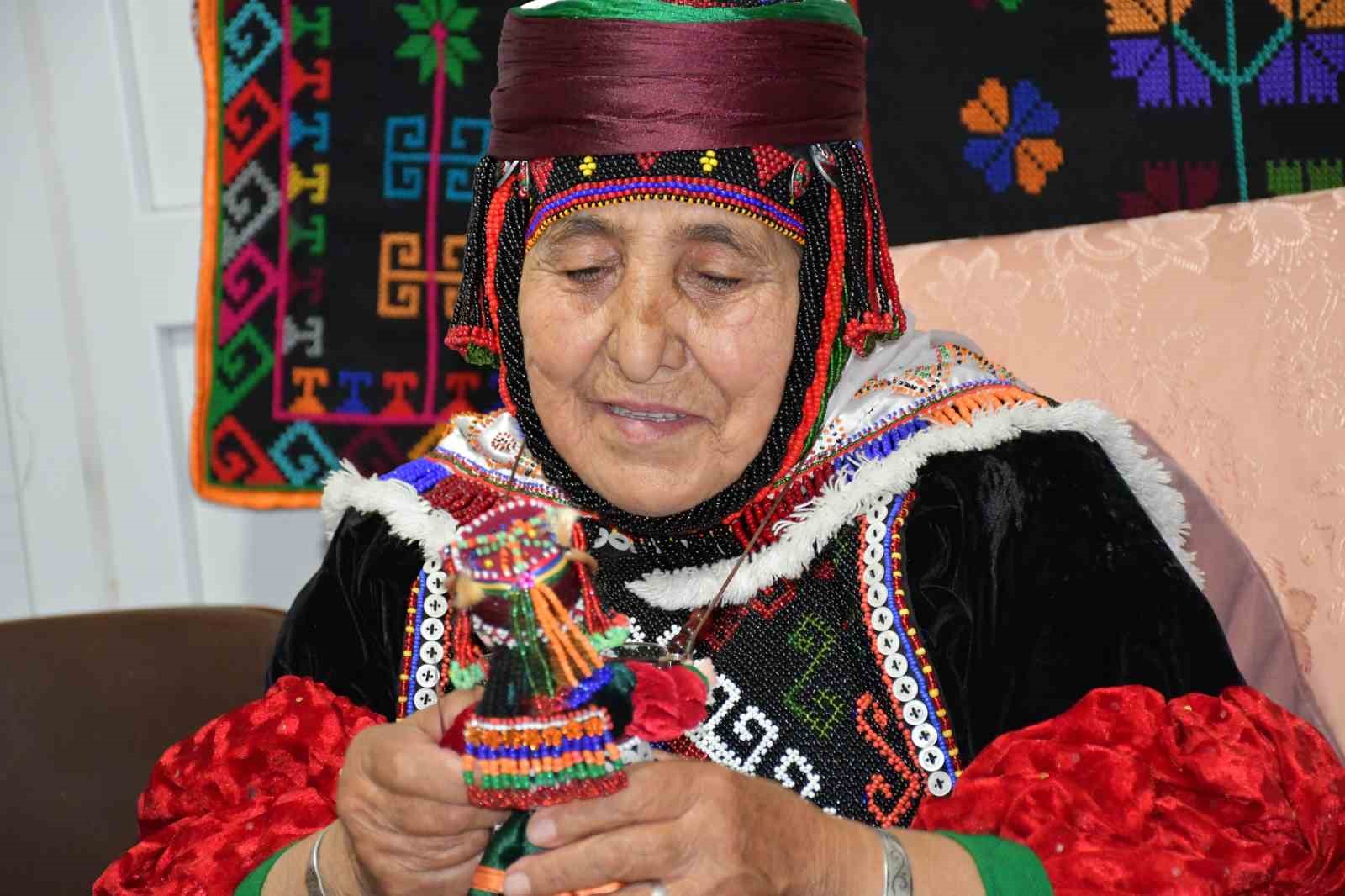 T&uuml;rkmen giysili Damal bebeklerini 46 yıldır &uuml;retiyor
