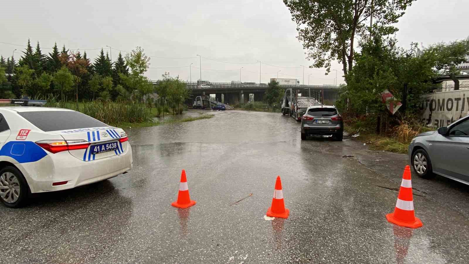 Alt geçidi su bastı, polis kontrollü geçişleri sağladı