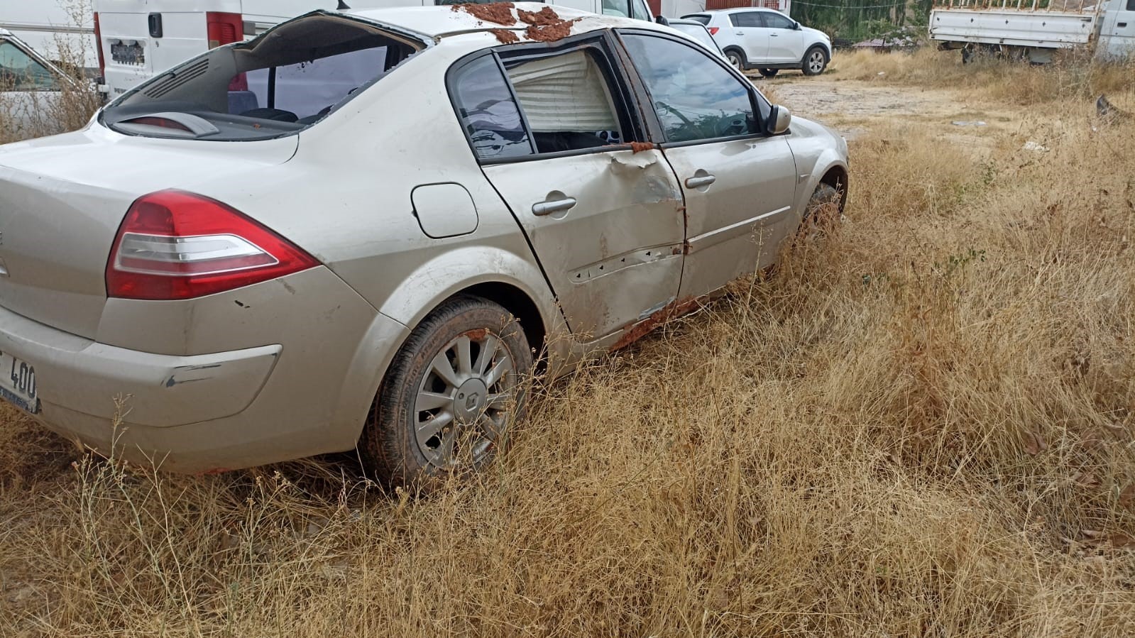 Otomobil yoldan çıkıp devrildi: 3 yaralı
