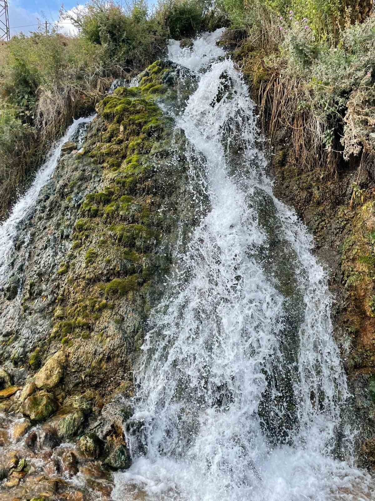 Arpet Şelalesi g&uuml;n ge&ccedil;tik&ccedil;e kuruyor
