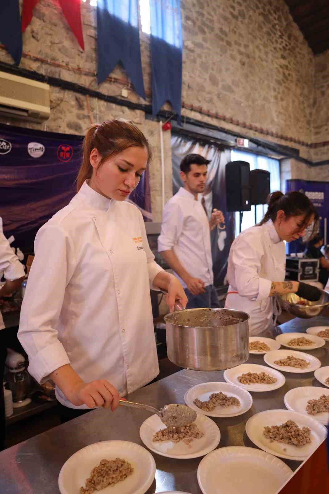 İE&Uuml;&rsquo;l&uuml; gen&ccedil;ler, GURMEFEST&rsquo;e lezzet kattı
