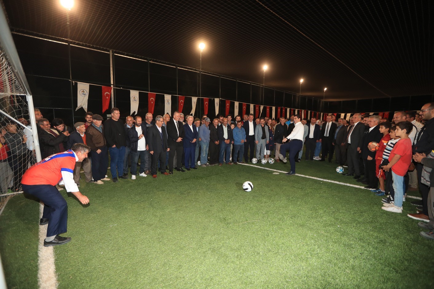 G&uuml;zelpınar halı sahası hizmete a&ccedil;ıldı
