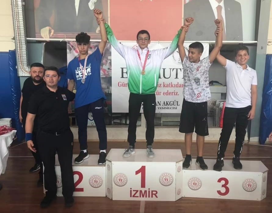 Yunusemreli gen&ccedil; g&uuml;reş&ccedil;iler, İzmir&rsquo;den başarıyla d&ouml;nd&uuml;
