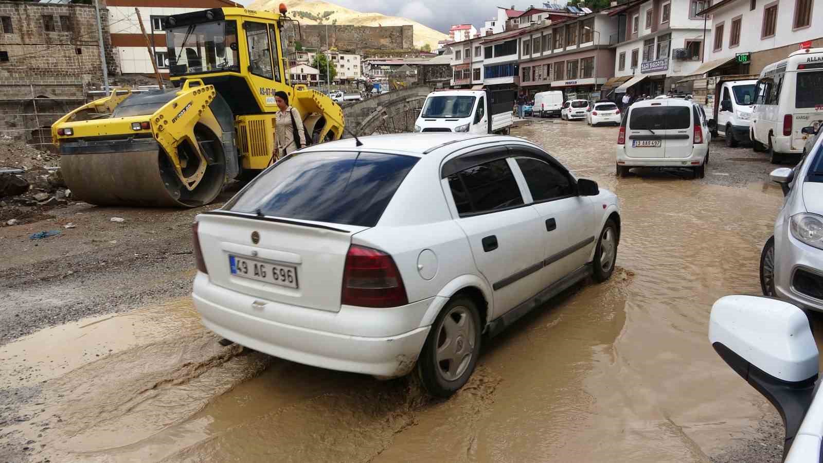 Bitlis&rsquo;te sağanak yağış taşkınlara ve g&ouml;&ccedil;&uuml;klere neden oldu
