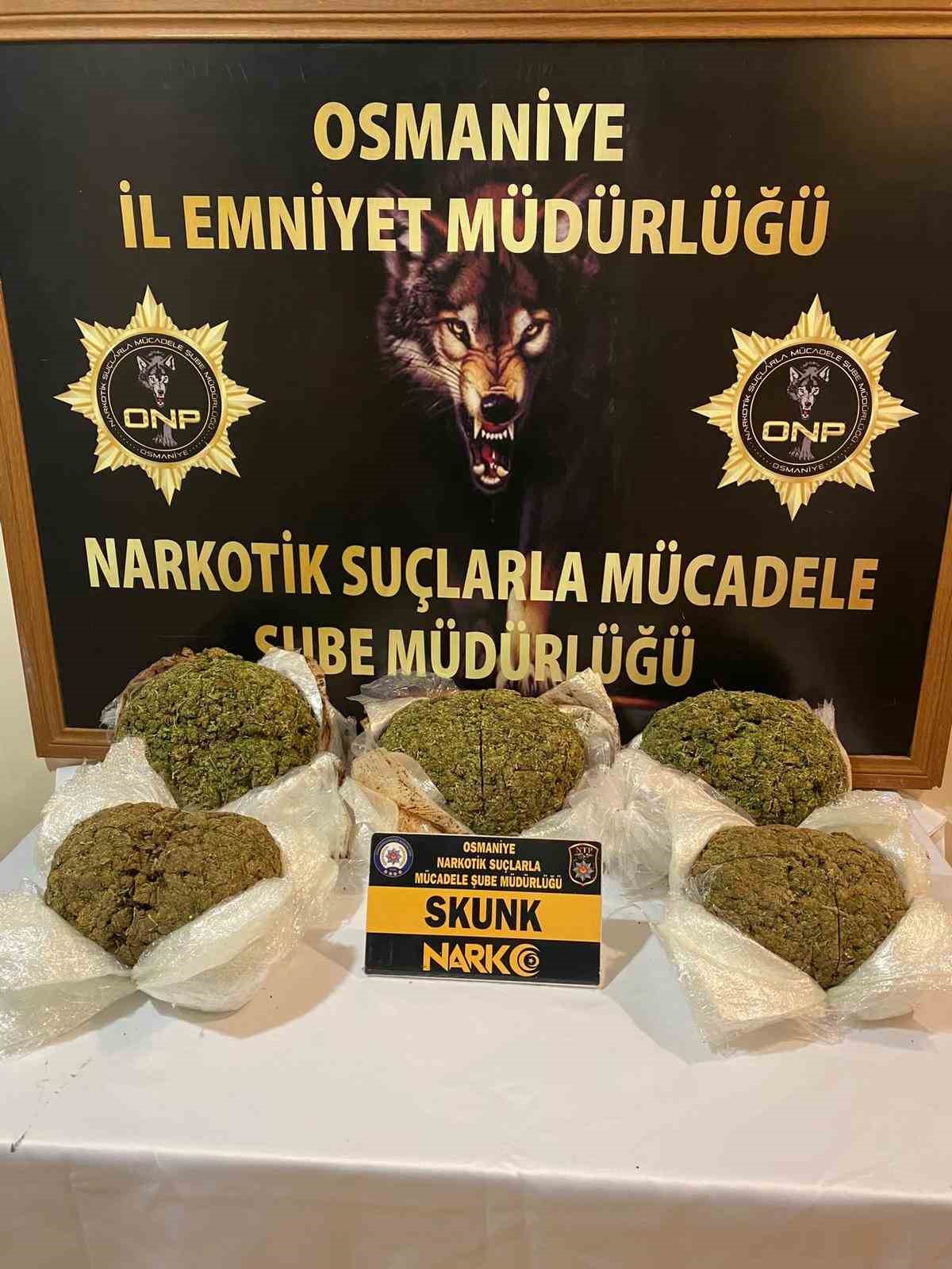 Osmaniye’de durdurulan yolcu otobüsünde 8 kilo skunk ele geçirildi