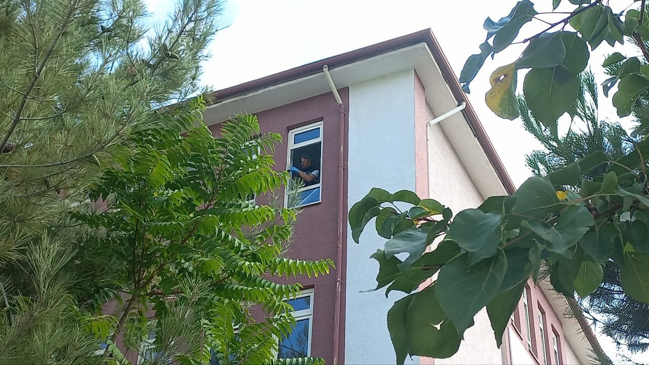 Okulun 3. katından düşen öğrenci yaralandı