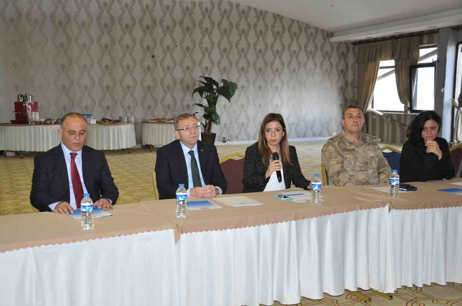Kars’ta kolluk kuvvetlerine temel haklar eğitimi veriliyor