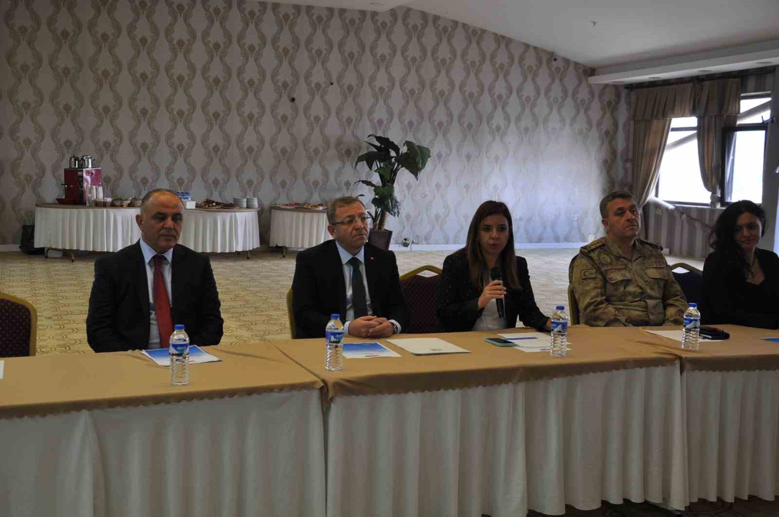 Kars’ta kolluk kuvvetlerine temel haklar eğitimi veriliyor