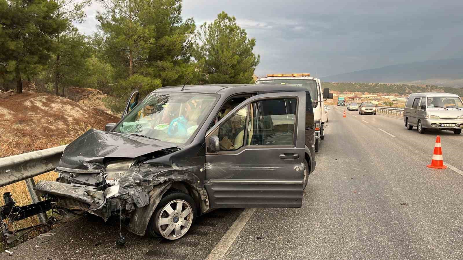 Kastamonu’da hafif ticari araç bariyerlere çarptı