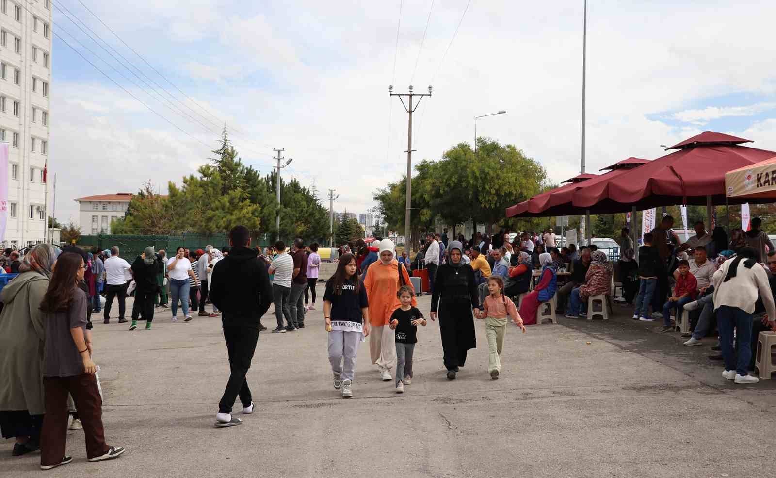 Üniversiteyi yeni kazanan öğrencilere Karaman’da sıcak karşılama