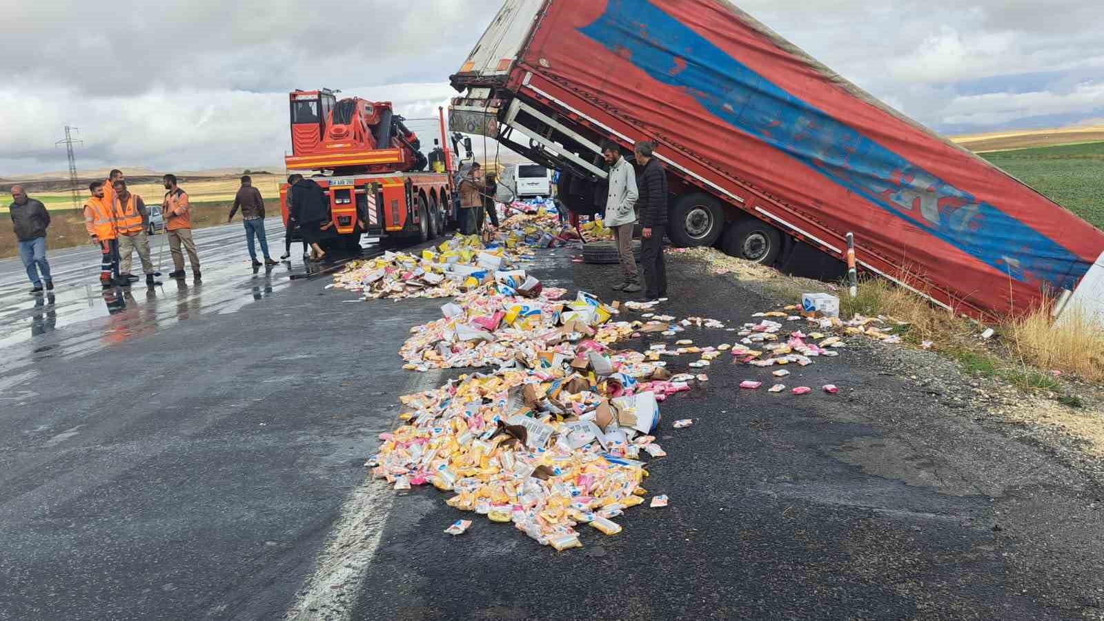 Kaygan yolda tır devrildi: Dorsedeki sabunlar yola saçıldı