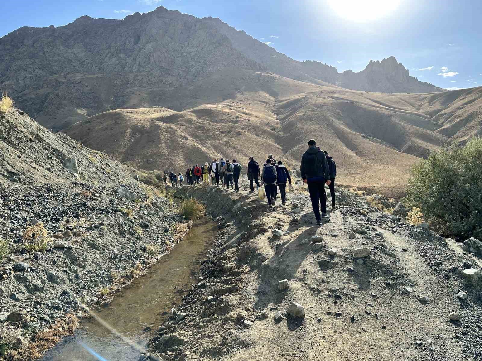 Van Gölü’nün temiz kalması için Erek Dağı’na tırmandılar
