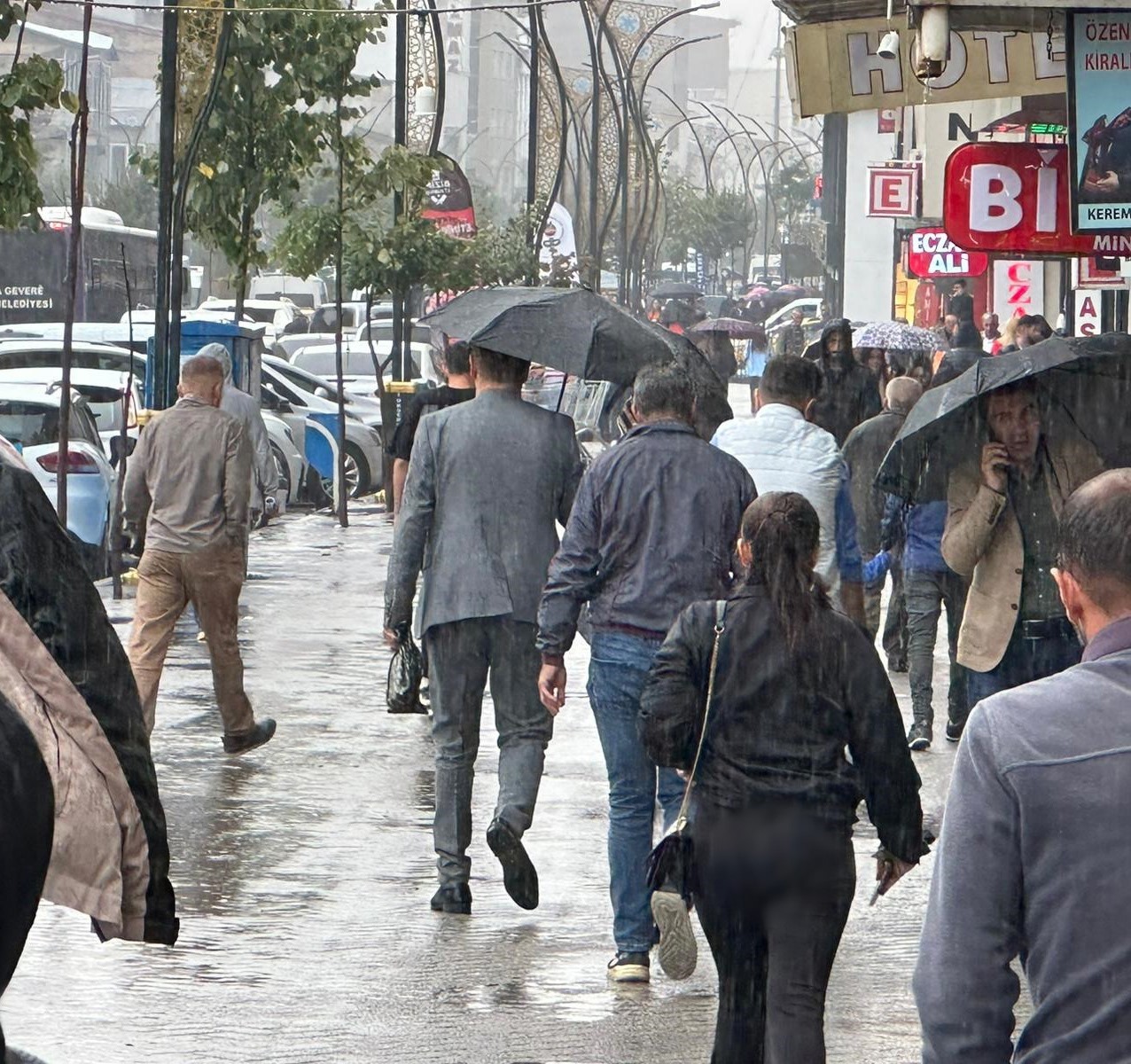 Yüksekova’da sağanak yağış etkili oldu