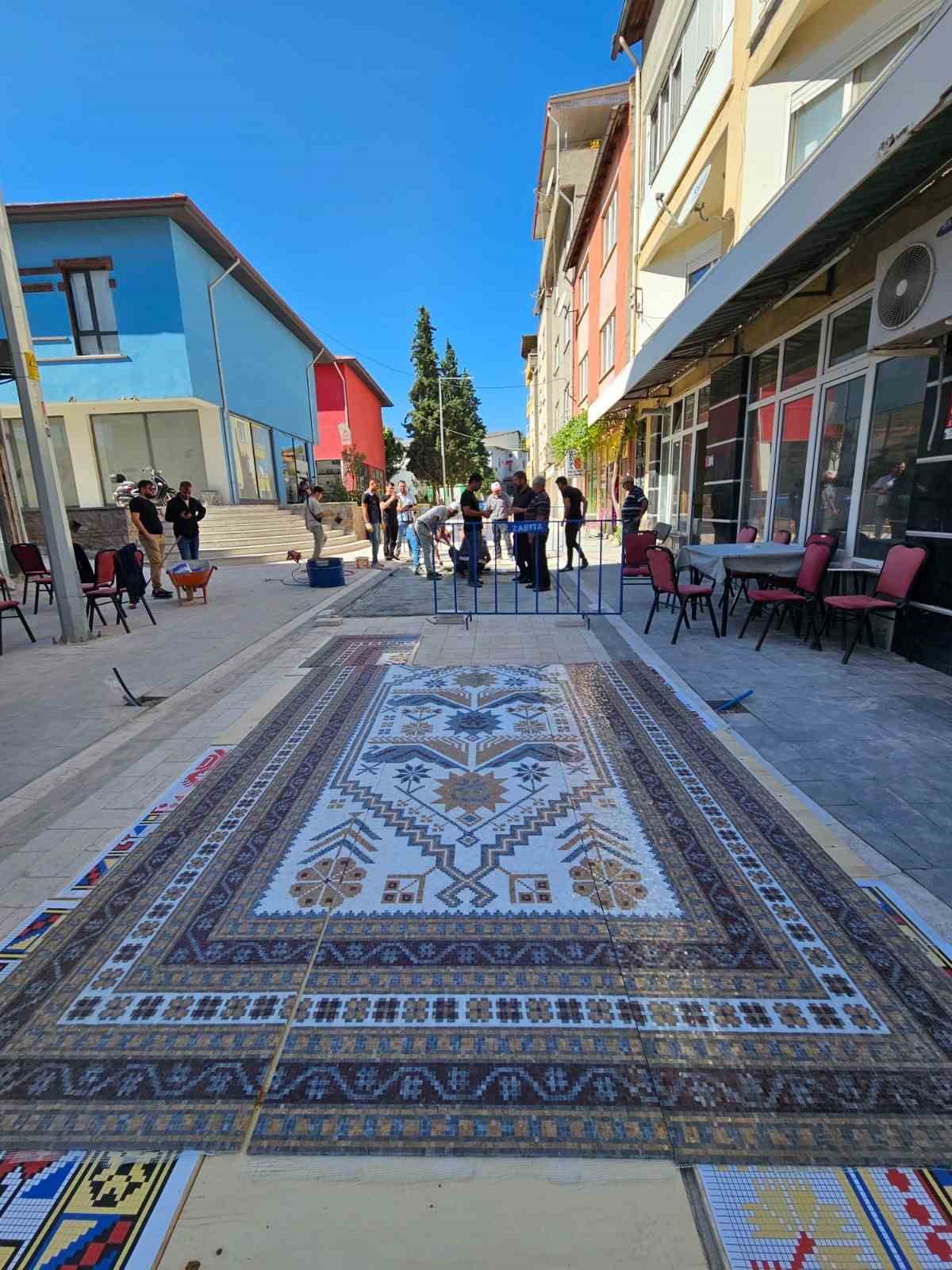 Yağcıbedir halıları, K&uuml;lt&uuml;r Yolu Caddesine d&ouml;şeniyor
