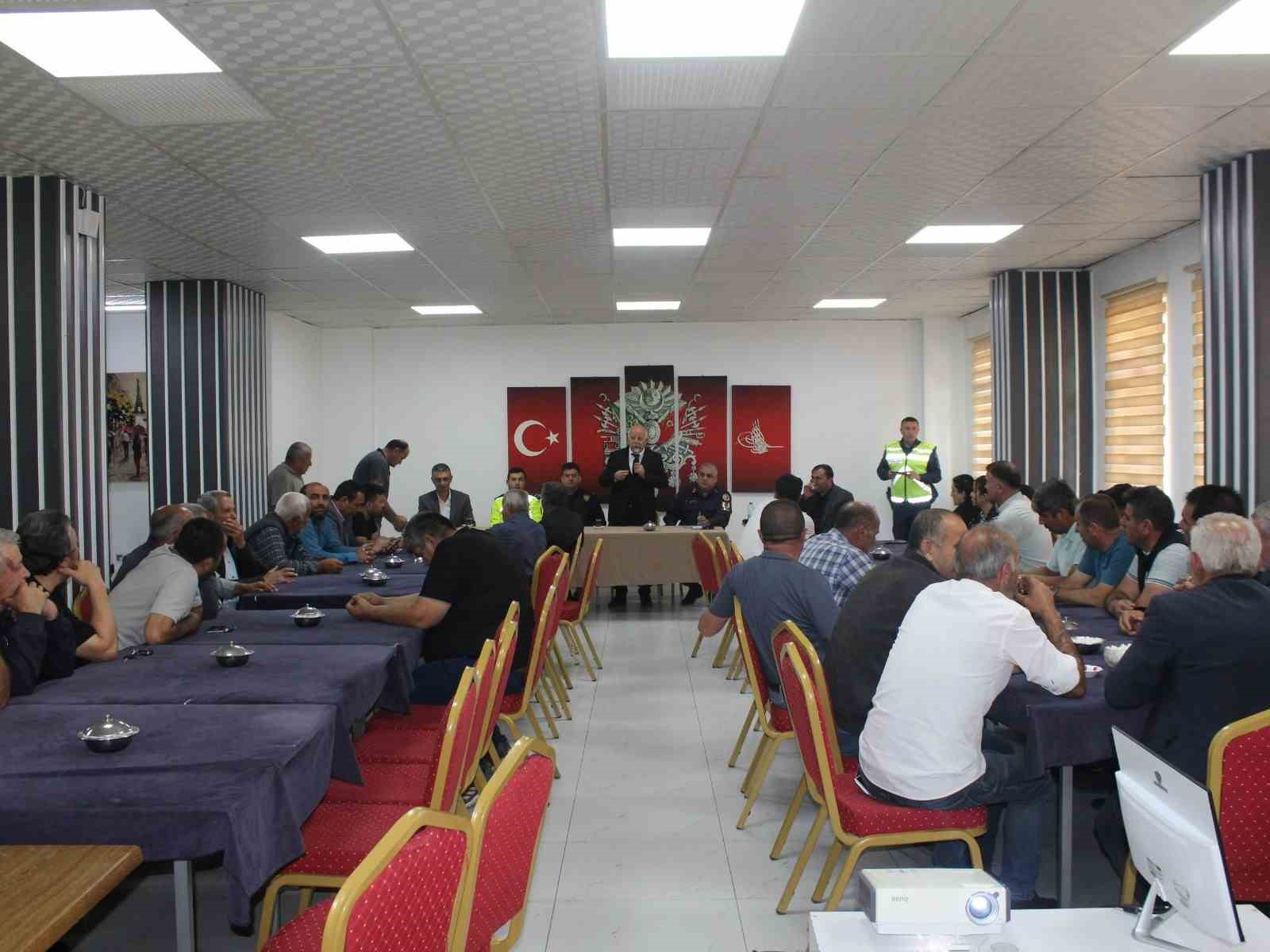 Akdağmadeni’nde servis şoförlerine eğitim verildi