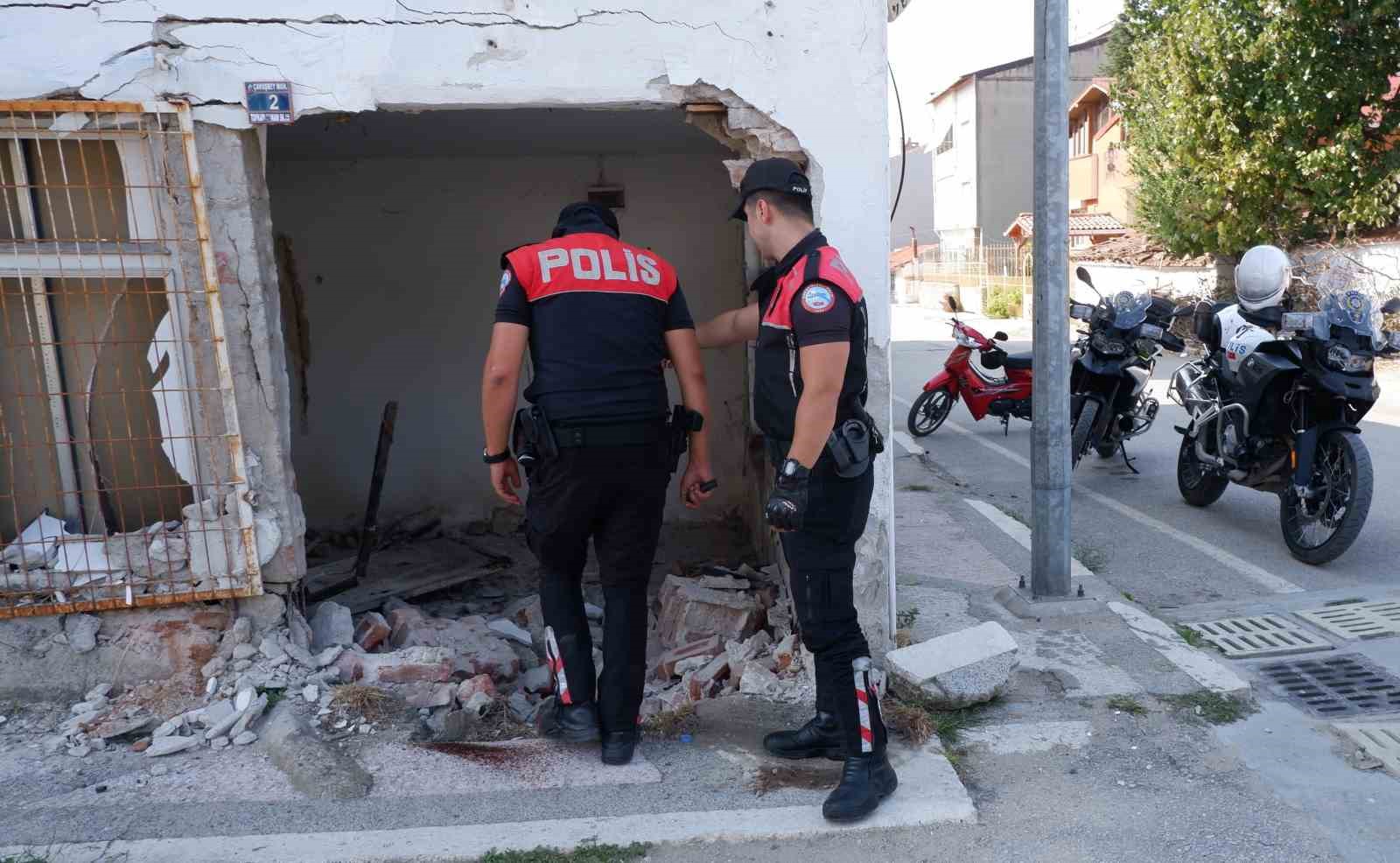 Evin duvarına &ccedil;arpan ara&ccedil;tan 5 g&ouml;&ccedil;men &ccedil;ıktı
