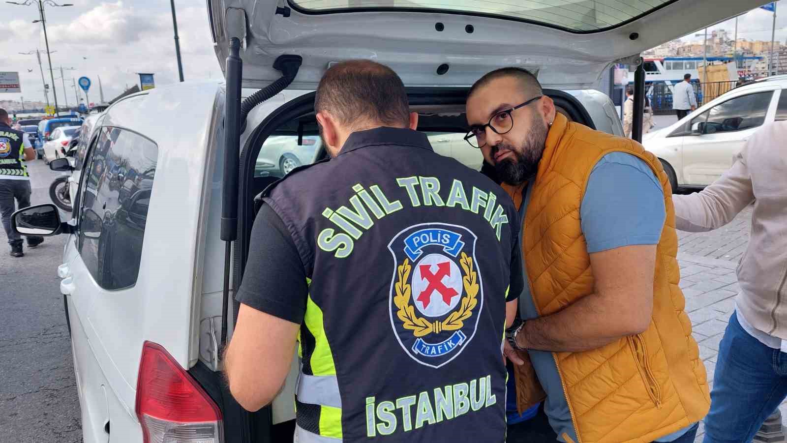 Emin&ouml;n&uuml;&rsquo;nde pazarlık yapan taksiciler, araca yolcu gibi binen polislere takıldı

