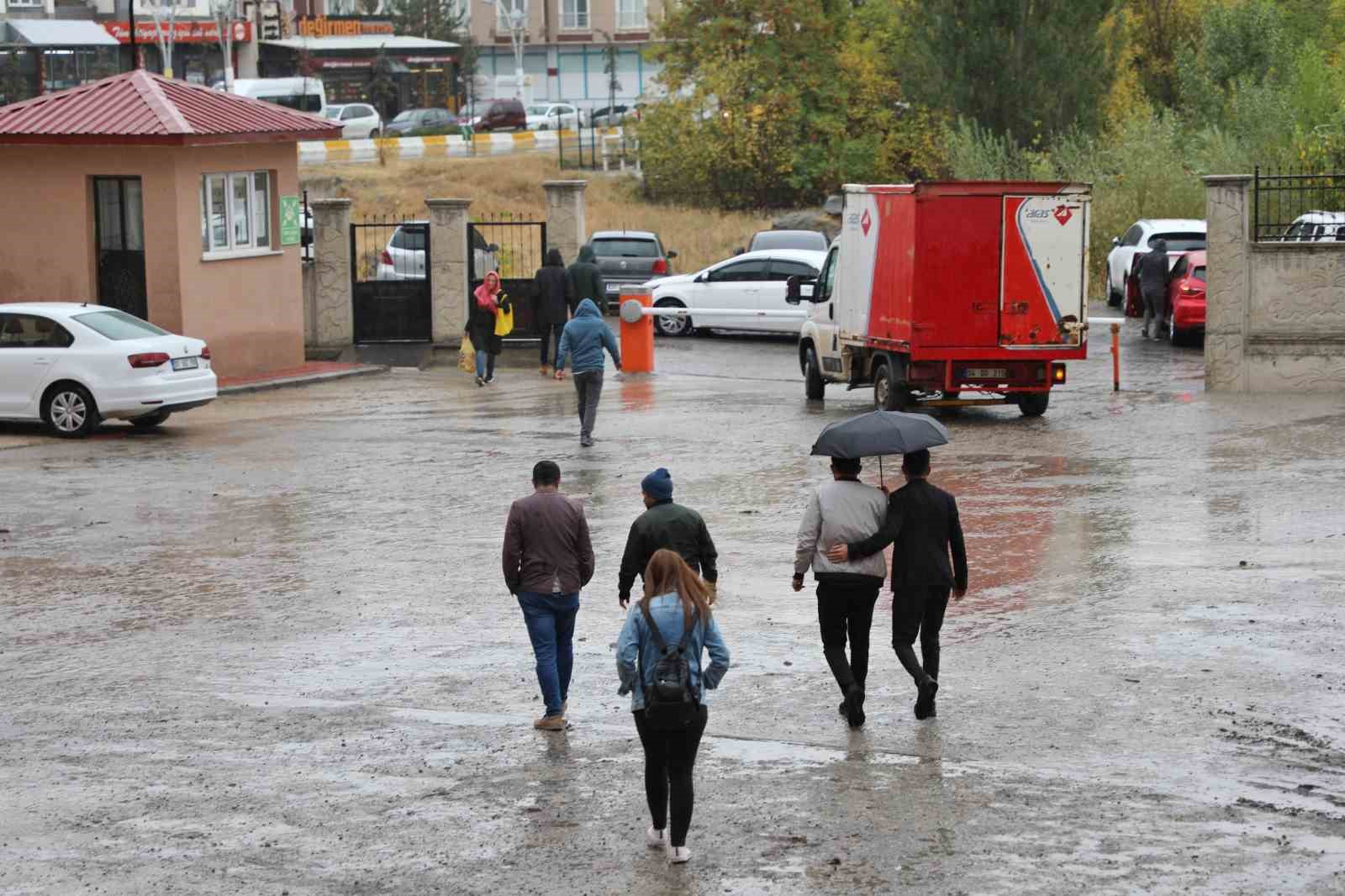 Ağrı&rsquo;da sağanak yağış vatandaşları zor durumda bıraktı
