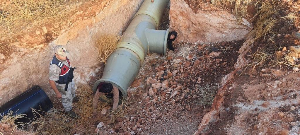 Kilis’te sulama borusunun içinde 3 göçmen yakalandı