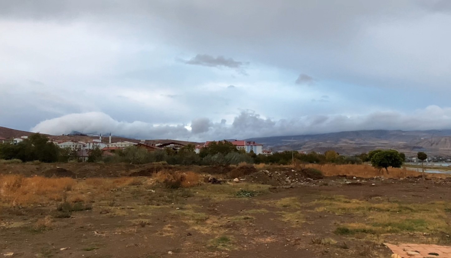 Tatvan&rsquo;da yağmur bulutları g&ouml;rsel ş&ouml;len oluşturdu
