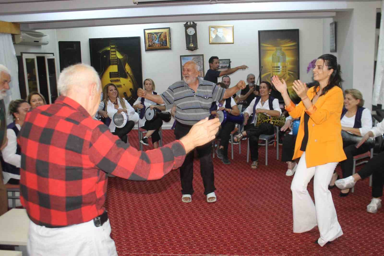 Huzurevindeki yaşlıların oyun havası renkli g&ouml;r&uuml;nt&uuml;lere sahne oldu
