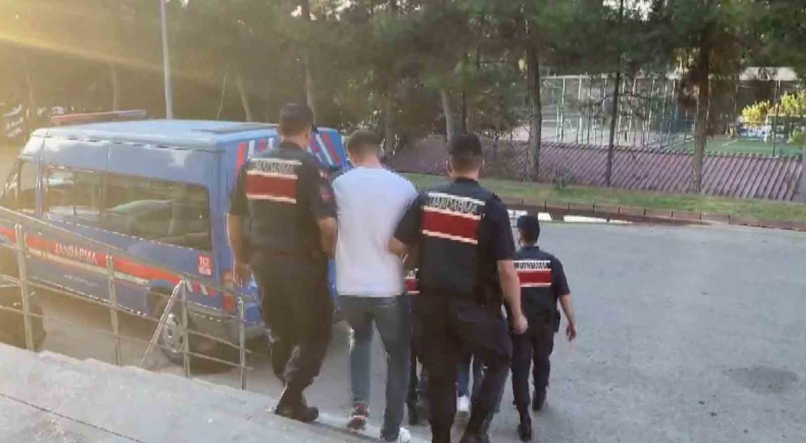 Jandarmadan göçmen organizatörlerine operasyon
