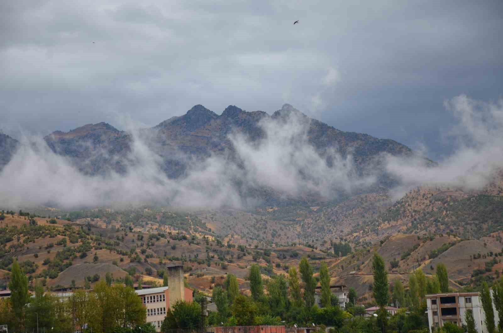 Yağmur sonrası sis bulutları kartpostallık fotoğraf oluşturdu
