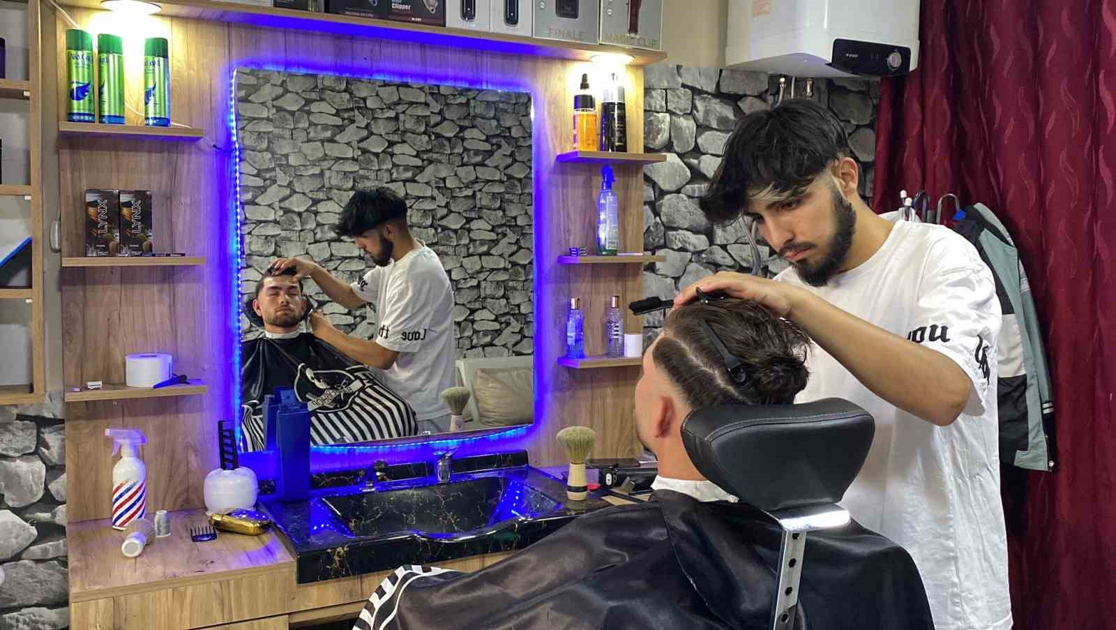 Bingöl’deki berber, yaşlı ve engellileri ücretsiz tıraş ediyor