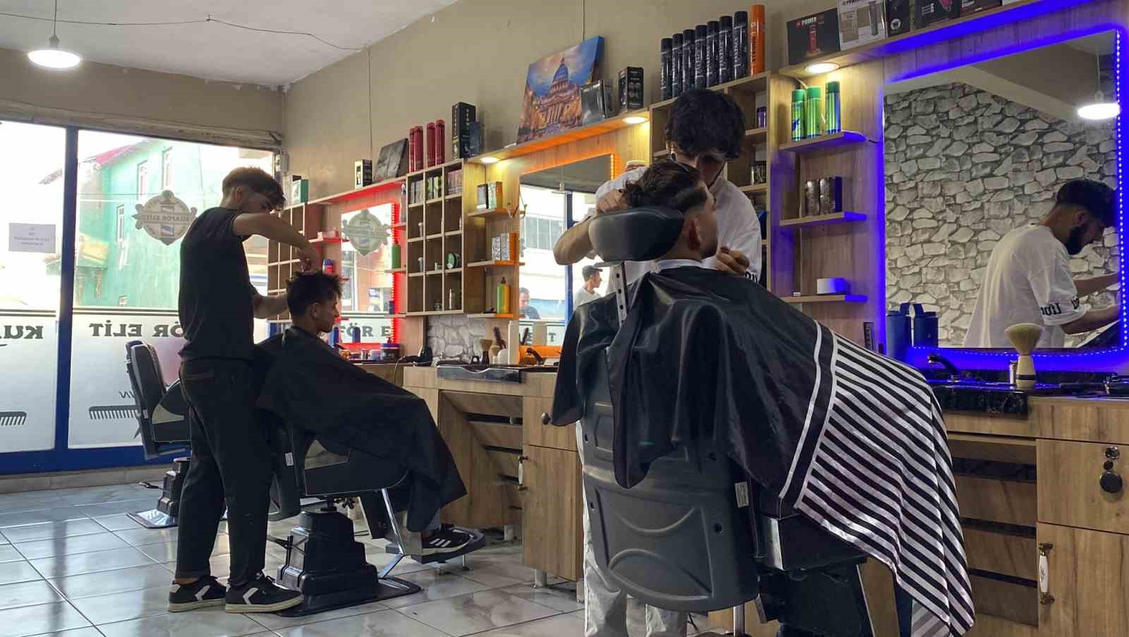 Bingöl’deki berber, yaşlı ve engellileri ücretsiz tıraş ediyor