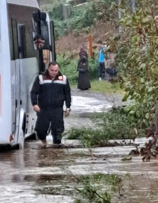 Su birikintisinde mahsur kalan &ouml;ğrencileri jandarma kurtardı
