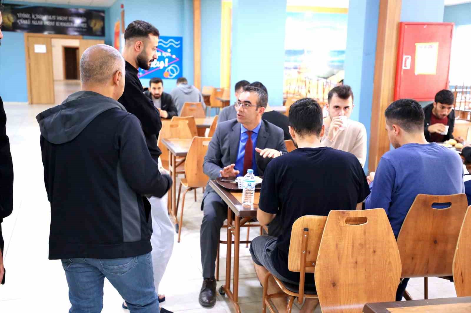 Gen&ccedil;lik ve Spor M&uuml;d&uuml;r&uuml; Din, &ouml;ğrencilerle bir araya geldi
