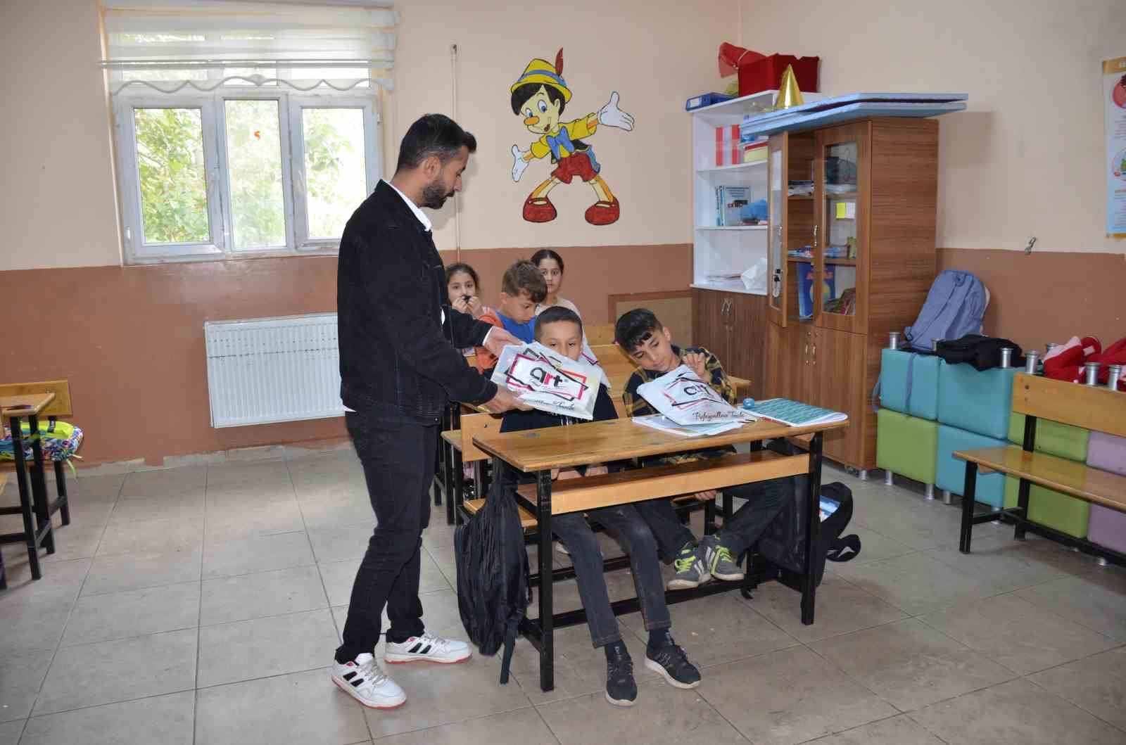 Elazığ’dan Beytüşşebaplı öğrencilere kırtasiye yardımı