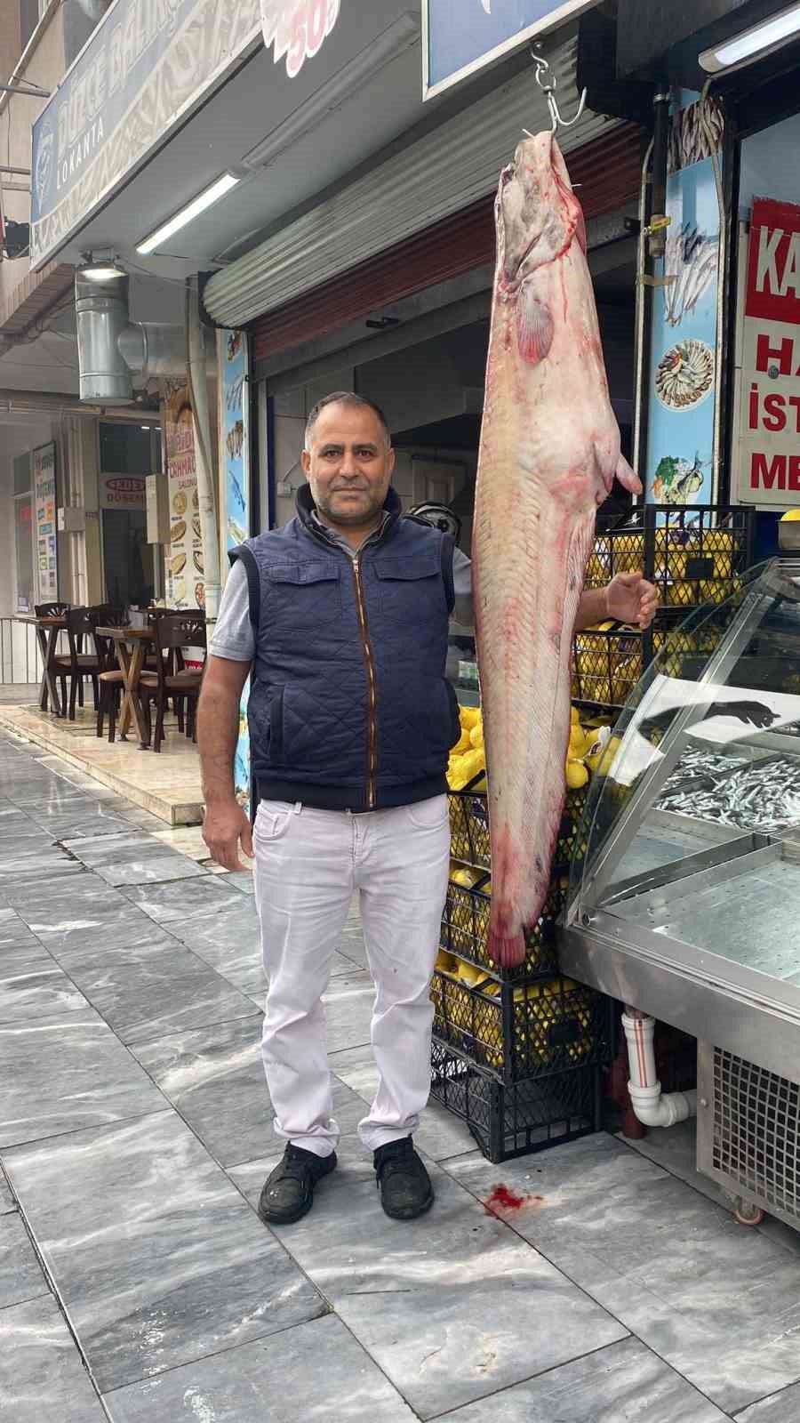 İki kişinin zor taşıdığı balıklar tezgahın gözdesi oldu