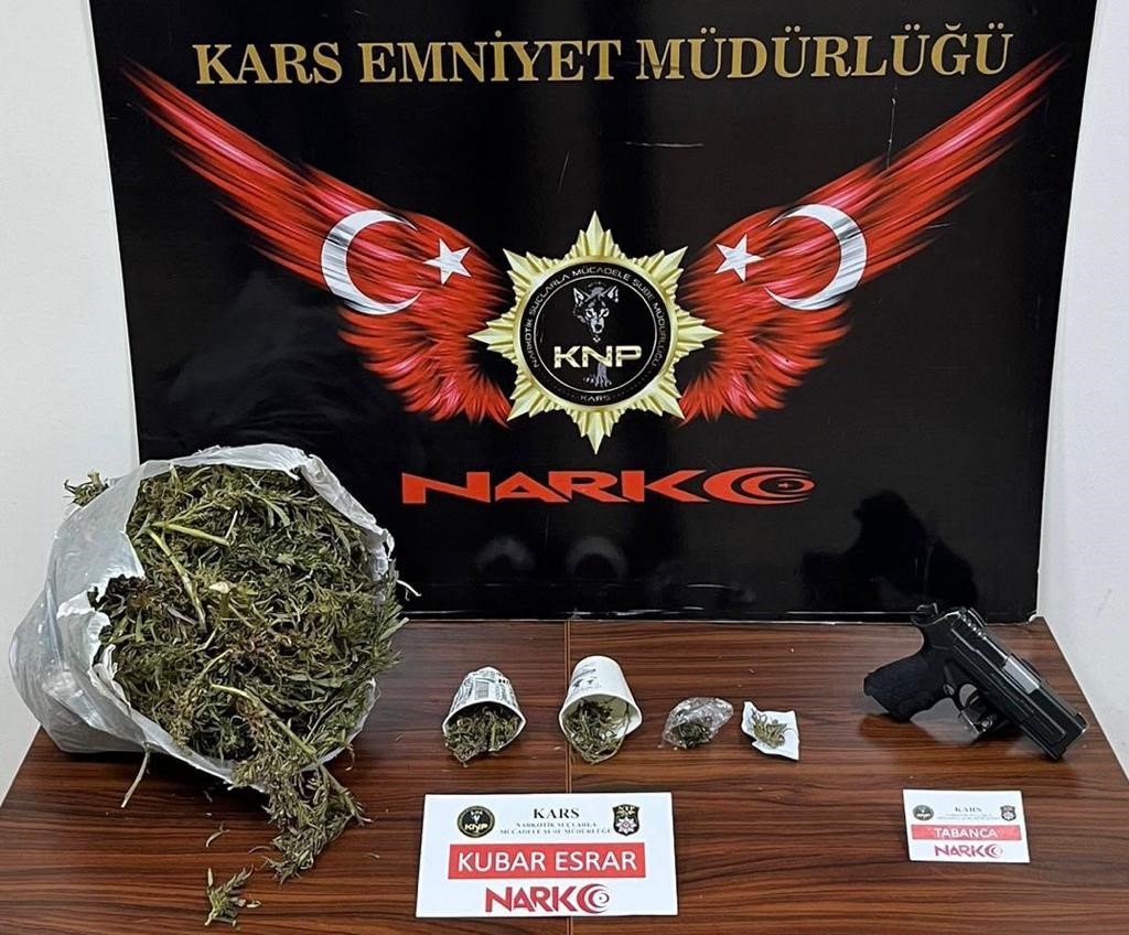 Kars’ta 1 kilo 880 gram esrar ele geçirildi