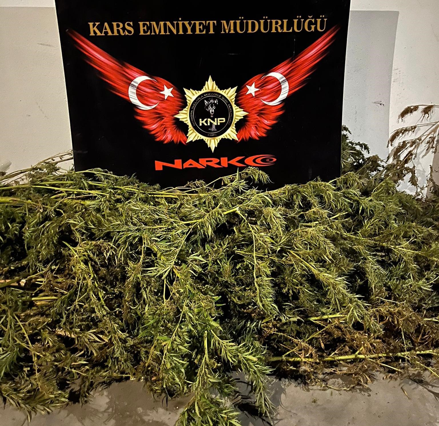 Kars’ta 1 kilo 880 gram esrar ele geçirildi