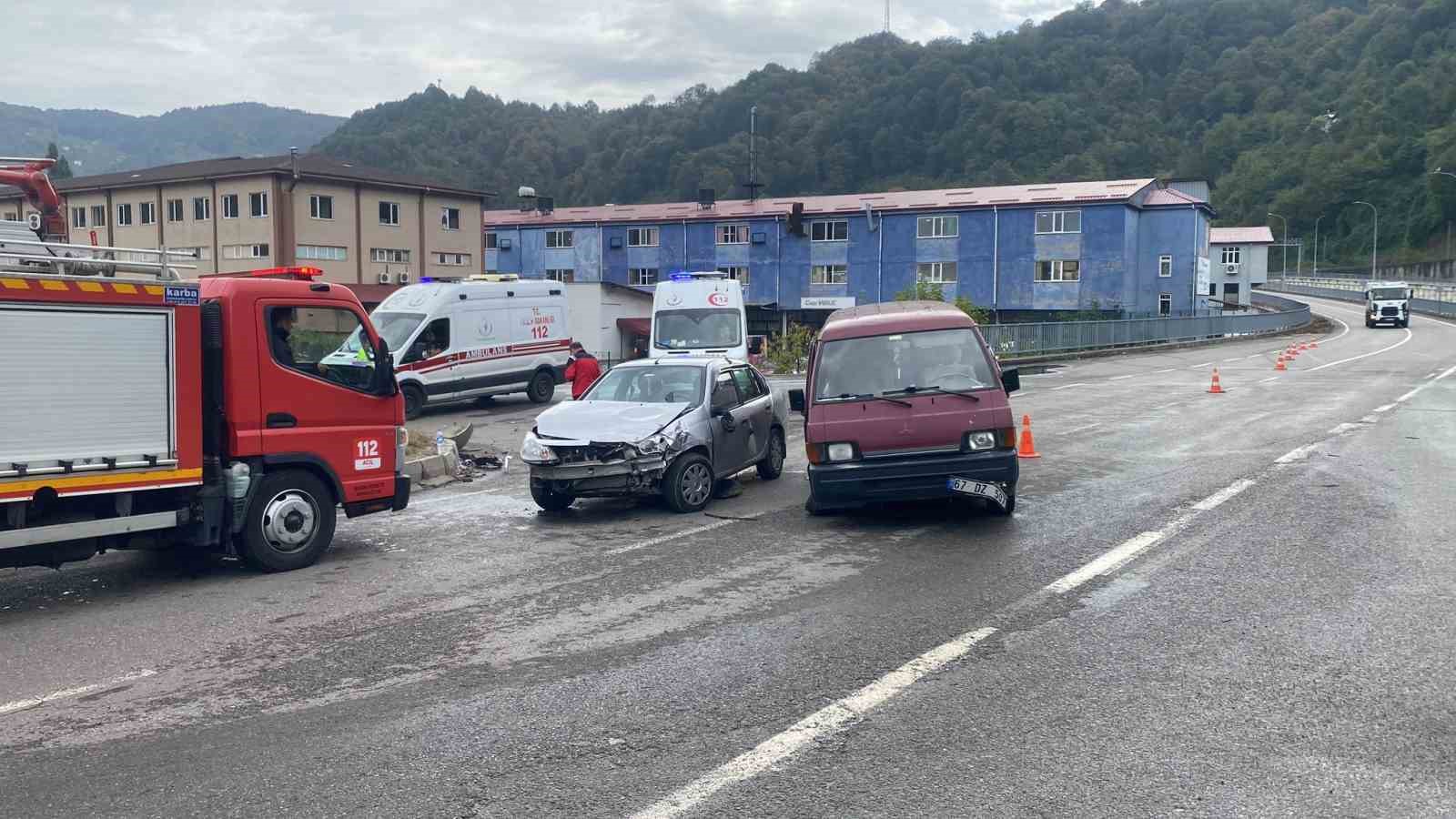 Zonguldak&rsquo;ta iki aracın &ccedil;arpıştığı kazada 3 kişi yaralandı
