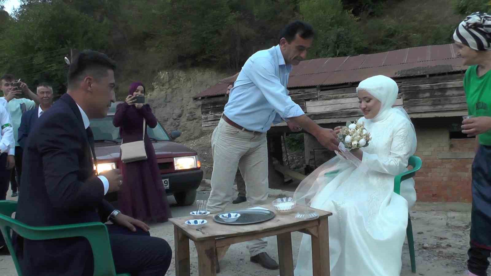 Düğün konvoyunun önü bu sefer damat ve geline bahşiş vermek için kesildi