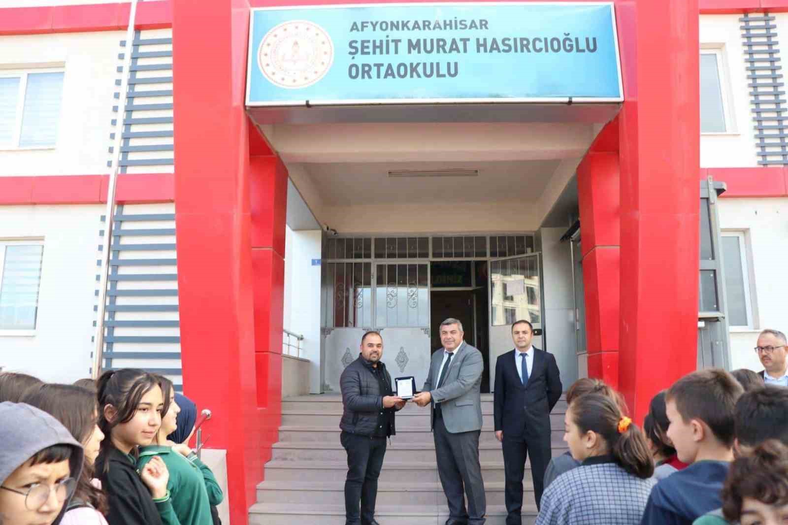 Mahalle muhtarı &ouml;ğrenciler i&ccedil;in her sabah trafiği durduruyor
