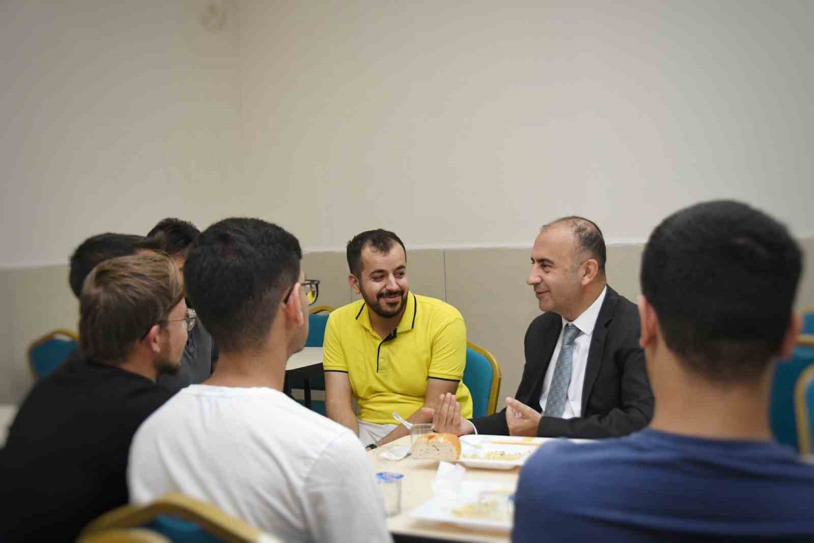 Öğrenciler ilk yemeği Rektör Kelleş’le beraber yedi