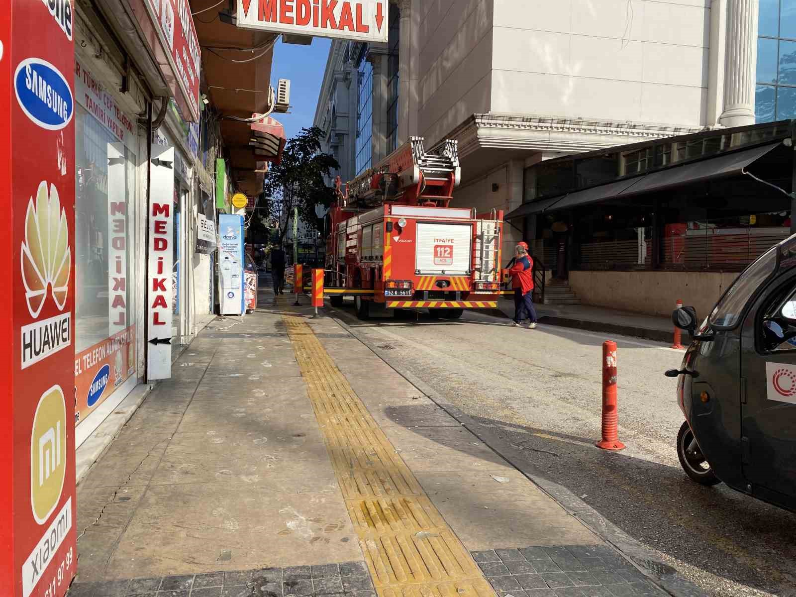 R&uuml;zgardan kırılıp kaldırıma d&uuml;şen cam kırıkları esnaf ve vatandaşları korkuttu
