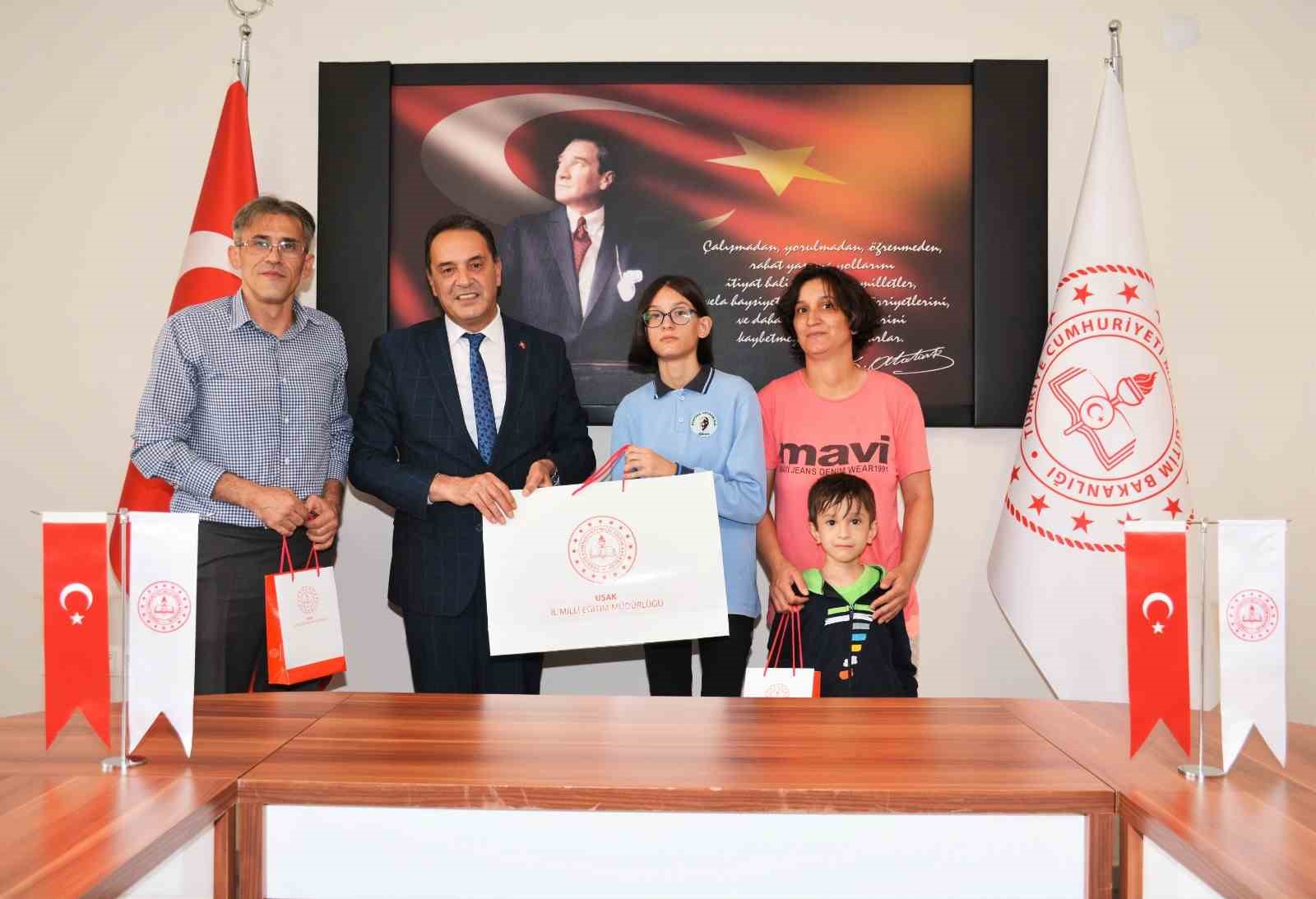 Uşak&rsquo;ta &rsquo;Trafikte G&ouml;r, G&ouml;r&uuml;n&uuml;r ol&rsquo; yarışmasında dereceye giren &ouml;ğrencilere &ouml;d&uuml;l
